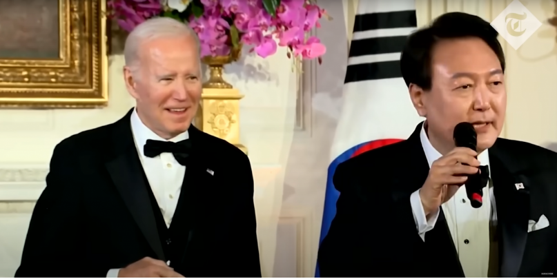 Президент Південної Кореї заспівав американську пісню на прохання Байдена. ВІДЕО